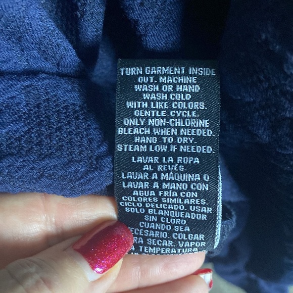 Sharagano Women’s Navy Blue Embossed Long Sleeve Top w Ruffle Cuffs sz L NWT - Picture 7 of 7